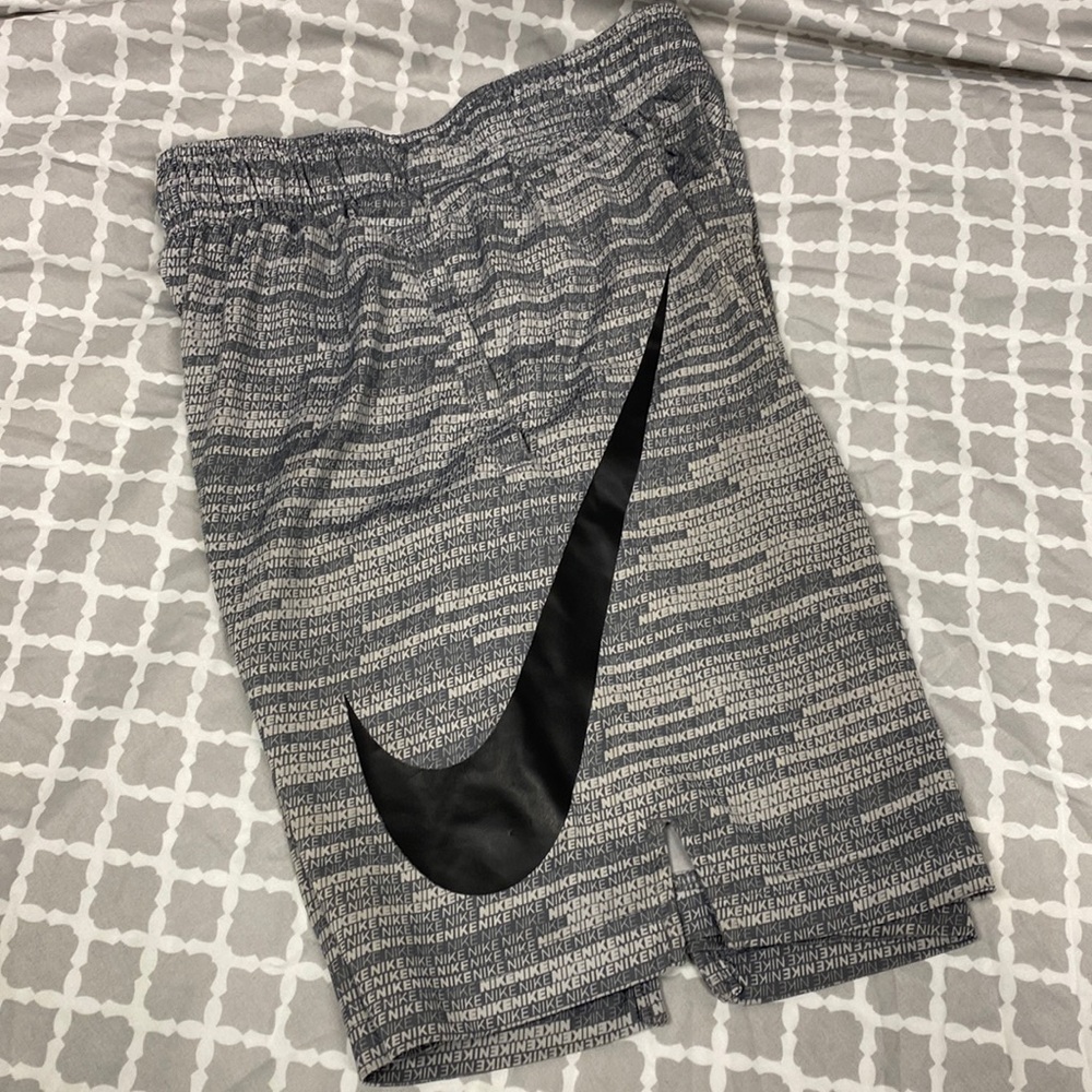 Nike
Dri-Fit
Boys size medium
Has pockets in the drawstring